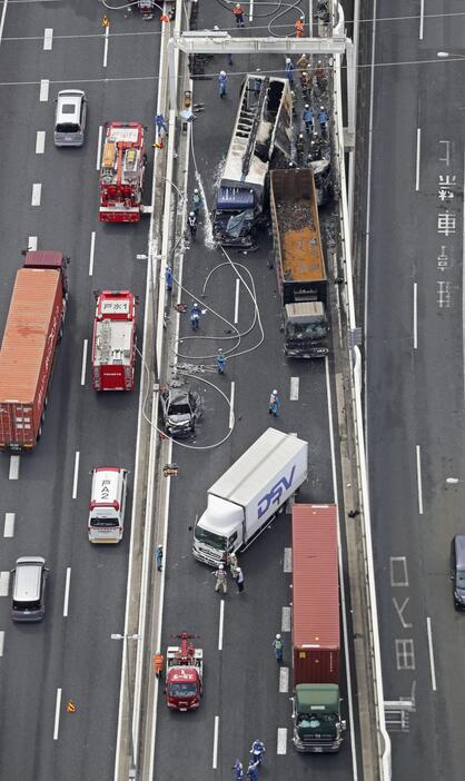 トラック4台と乗用車3台が絡む事故があった首都高速道路池袋線下り線＝14日午前9時49分、埼玉県戸田市（共同通信社ヘリから）