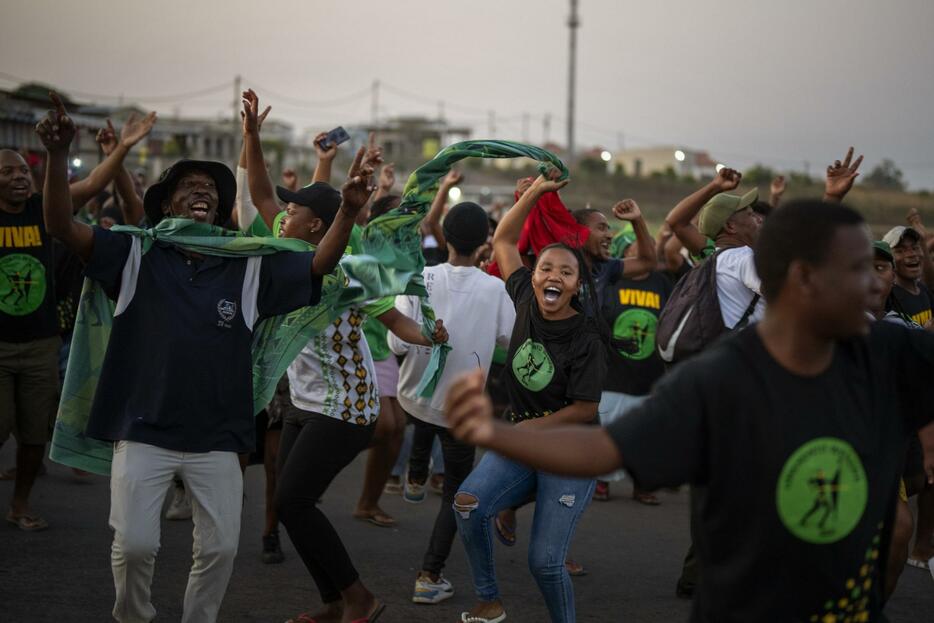 30日、南アフリカ総選挙の開票作業が続く中、路上で踊る野党支持者＝東部クワズールー・ナタール州（AP＝共同）