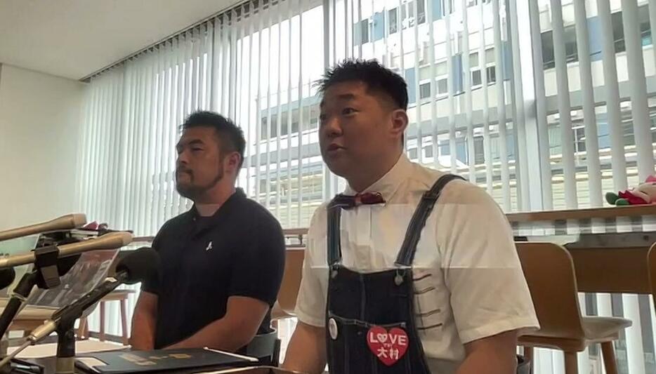 記者会見を開いた松浦慶太さん（右）と藤山裕太郎さん