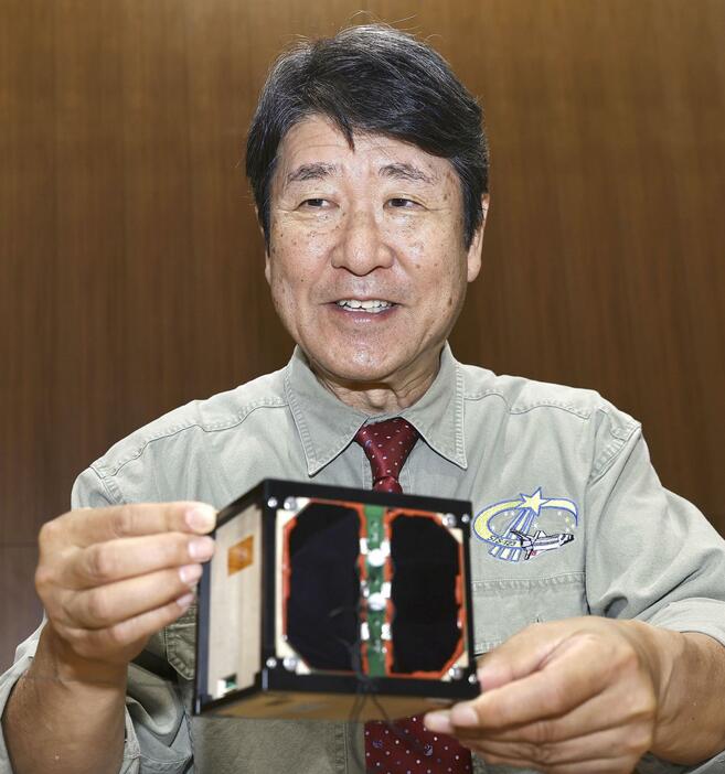 木造人工衛星について語る、宇宙飛行士で京大特定教授の土井隆雄さん＝28日午後、京都市