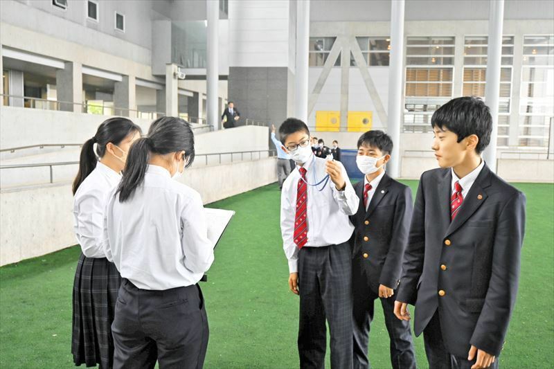 ＷＢＧＴ計で測定を体験する会津学鳳中の生徒