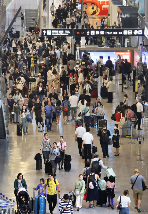 ゴールデンウイーク最終日の6日、旅行客らで混雑する成田空港の到着ロビー