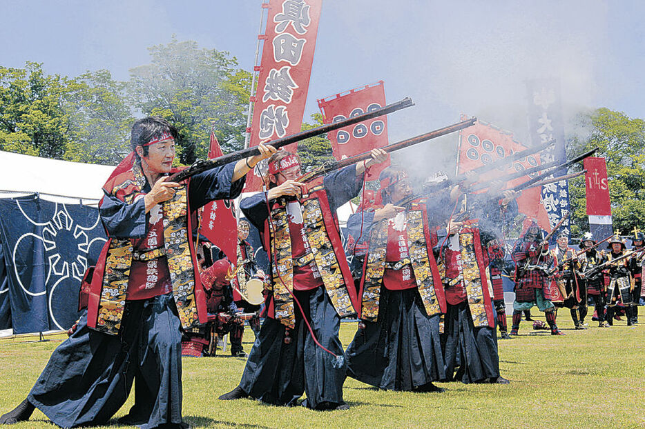 金沢百万石まつりの「加賀百万石『盆正月』」で火縄銃の演武を披露する五箇山煙硝鉄砲隊＝２０１８年６月、金沢市の金沢城公園新丸広場