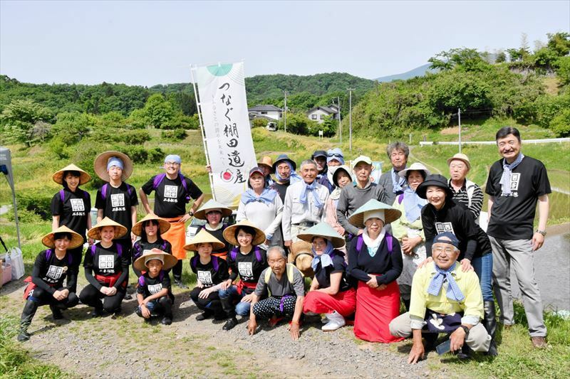 西谷棚田の田植えに取り組んだ有志ら