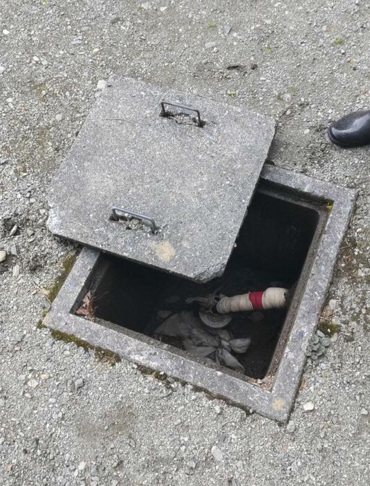 トンネル掘削工事の影響で水位が低下した男性宅の井戸＝17日、大鹿村