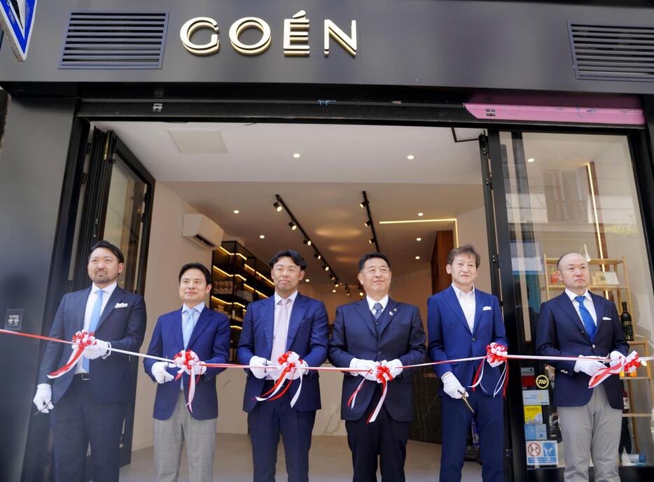 アンテナショップ「GOEN」のオープニングセレモニーでテープカットする「長野欧州貿易支援機構」の笹沢幸司代表理事（右端）ら＝11日、パリ（共同）