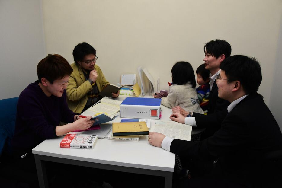松本市内で日仏同性婚カップルの家事審判について話し合う（左から）宮井さん、及川さん、金枝さん、吉田さん