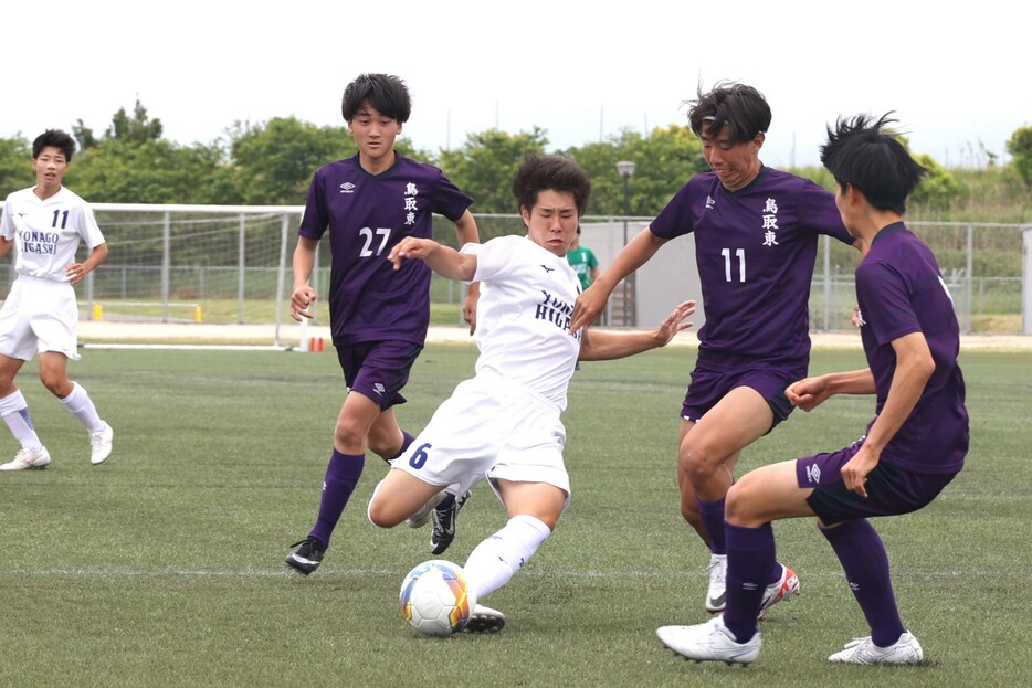 鳥取東高（紫）は米子東高を2-0で下してベスト4進出（写真◎石倉利英）