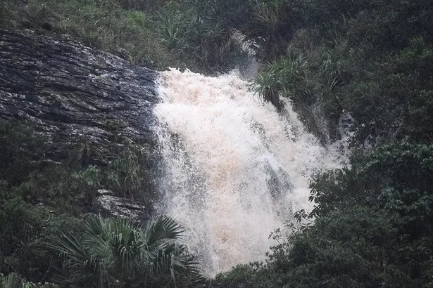 大雨で出現した「トゥグチ滝」＝22日、午前９時過ぎ、渡嘉敷区東集落南方の里原渓谷