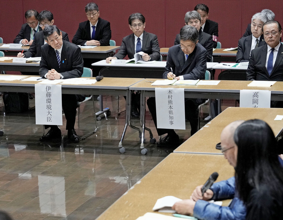 熊本県水俣市で開かれた、水俣病患者らでつくる団体と伊藤環境相の懇談＝1日