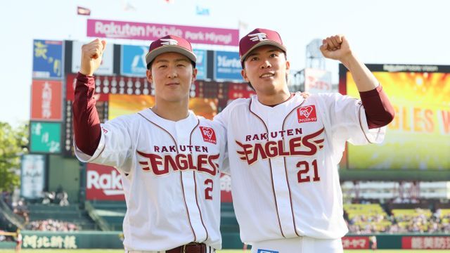 ヒーローインタビュー後の記念写真で肩を組む楽天の太田光選手と早川隆久投手(写真：時事)