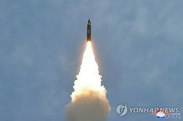 北朝鮮の朝鮮中央通信は4月3日、極超音速弾頭を搭載した固体燃料式の新型中長距離弾道ミサイルの初の発射実験を2日に行い、成功したと報じた＝（朝鮮中央通信＝聯合ニュース）≪転載・転用禁止≫