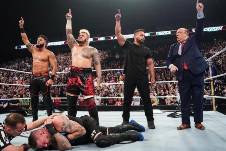 兄タマ・トンガ（左）の救出にタンガ・ロア（右から2人目）が参戦。WWEマットに登場した。(C)2024 WWE, Inc. All Rights Reserved.
