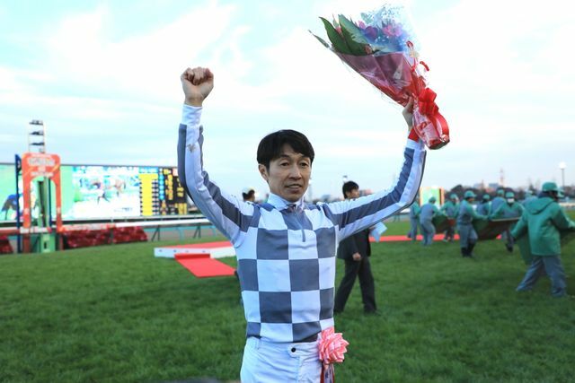 2023年12月の有馬記念で優勝した武騎手(写真：アフロ)