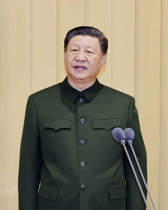 中国軍の情報支援部隊創設式典で演説する習近平国家主席＝４月１９日、北京（新華社＝共同）