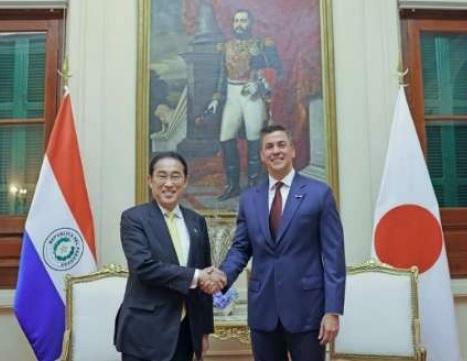 岸田首相と握手するペーニャ大統領