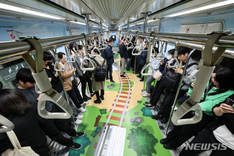 16日午前、ソウル地下鉄7号線の列車(c)NEWSIS