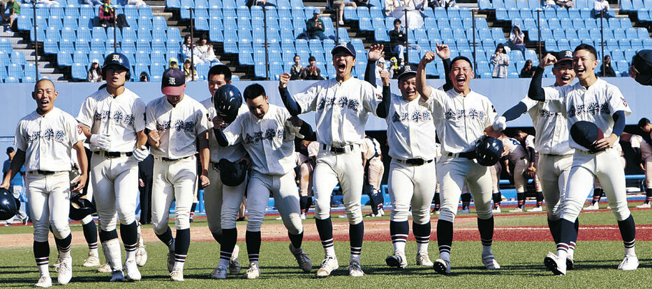 サヨナラ勝ちでベスト４を決めて喜ぶ金沢学院大附ナイン＝金沢市民野球場