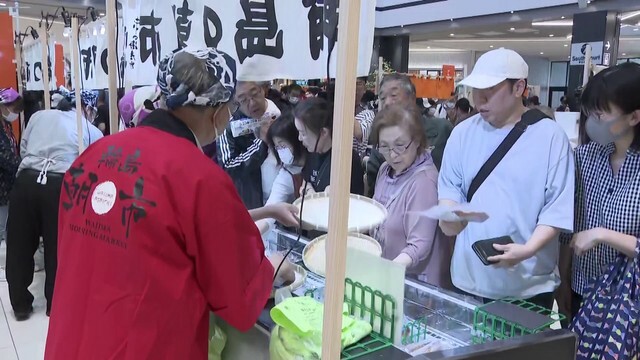 大勢の人が訪れ賑わいを見せる「輪島出張朝市」