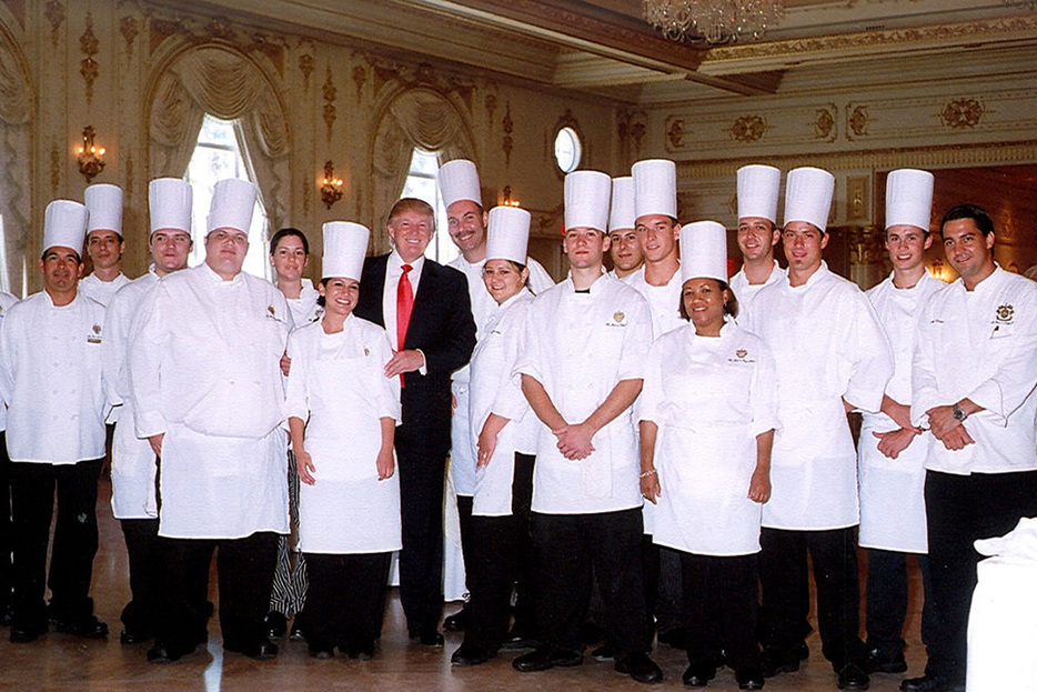 Donald Trump poses with the kitchen staff at Mar-a-Lago on 2006.（Photo by Davidoff Studios/Getty Images）
