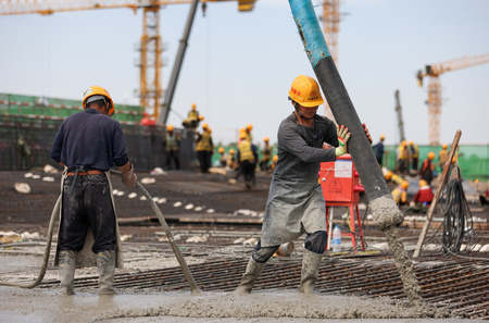 北京市にある作業現場でコンクリートを流し込む作業員たち（2024年5月1日撮影、資料写真）。