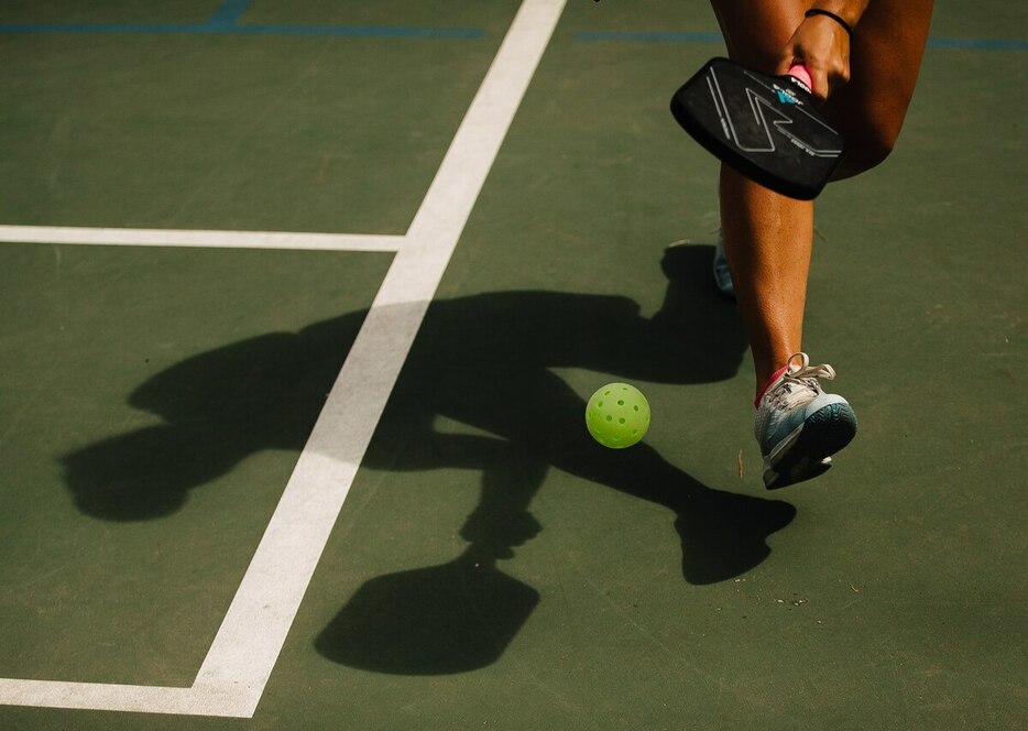 ピックルボールとは、テニス、バドミントン、卓球の要素を組み合わせたラケットスポーツで、心肺機能を高め、減量を助け、バランスや運動協調性、柔軟性を高める全身運動だ。（PHOTOGRAPH BY LINDSEY WASSON）