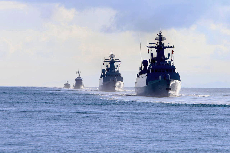 27日、カンボジア南西部の沖合で合同軍事演習に参加する中国艦（右手前）（カンボジア国防省提供・共同）