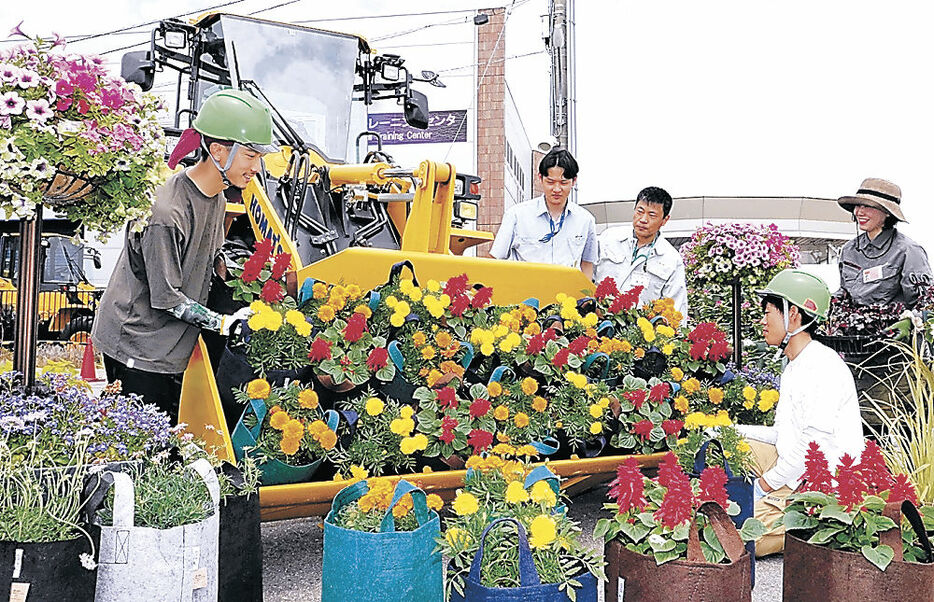 色とりどりの花で彩られた建機＝小松市のコマツ粟津工場