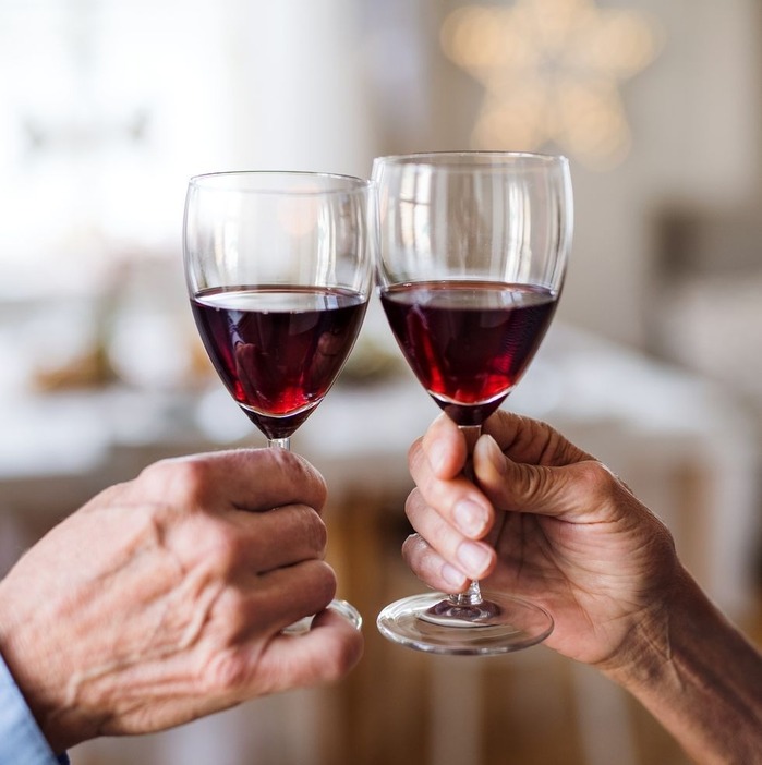 お酒を一緒に飲むカップルは「長生き傾向」
