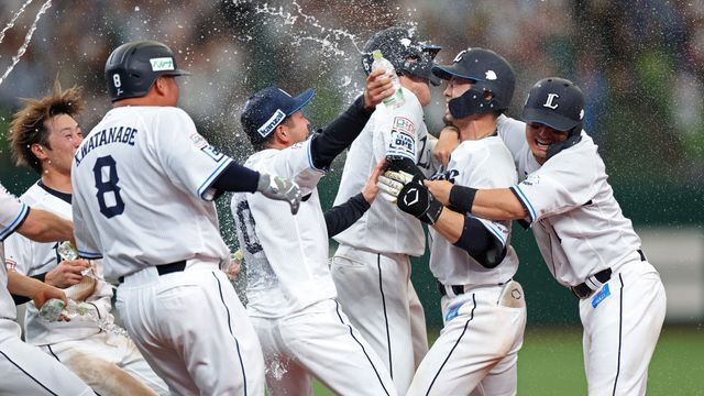 西武はサヨナラ勝利で延長戦の連敗を「15」で止める(写真：時事)