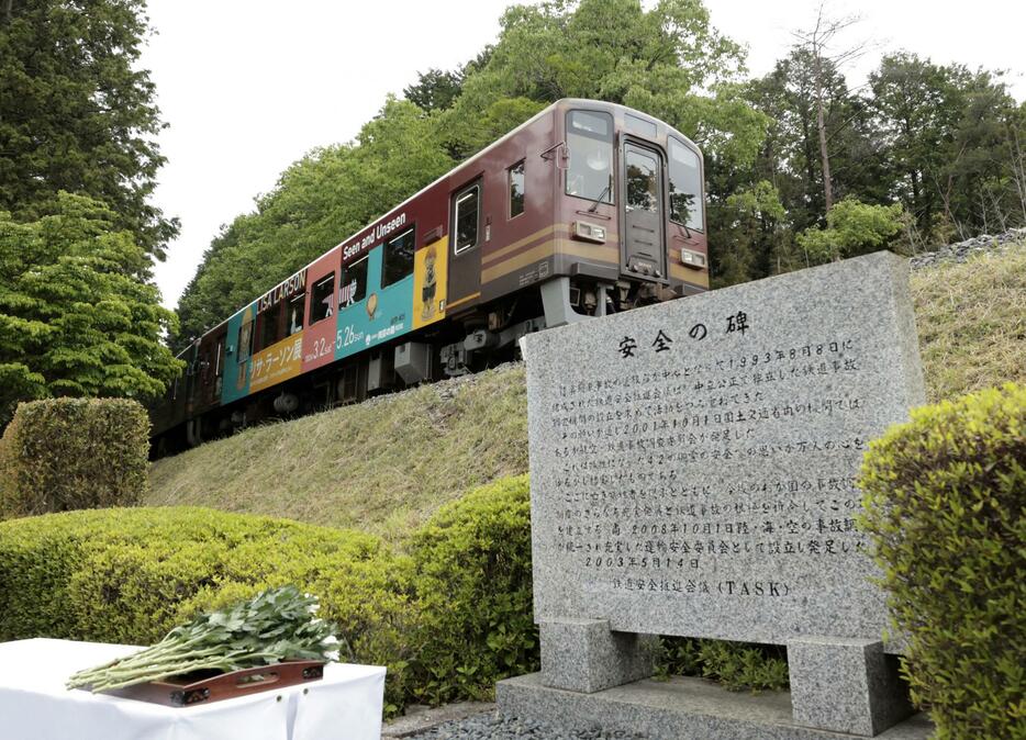 事故現場近くを走る信楽高原鉄道の車両＝14日午前、滋賀県甲賀市