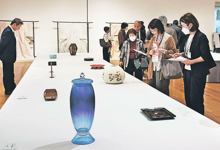 受け継がれた技を磨き、現代に即した美を追究した作品が並ぶ会場=高岡市美術館