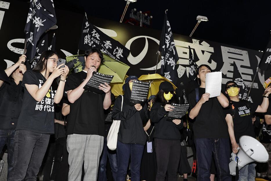 東京・渋谷で「香港に再び栄光あれ」を歌う人たち＝12日午後