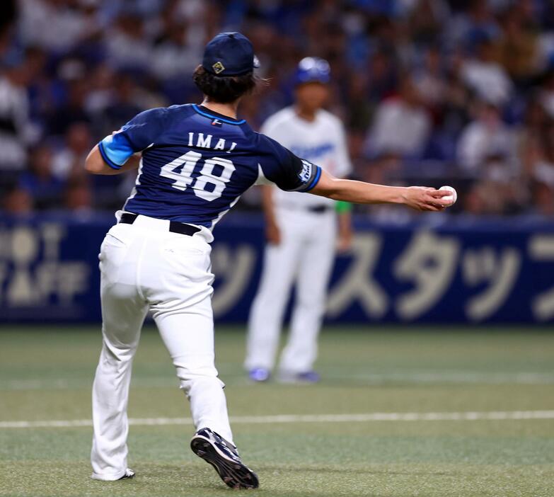 　３回、高橋宏の送りバントを捕球した今井は三塁へ悪送球し先制を許す（撮影・山口登）
