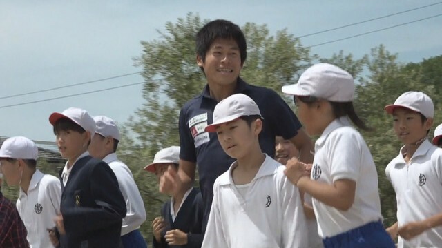 小学校でマラソン教室　川内優輝選手が参加