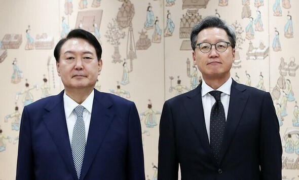 チョン・ジェホ駐中韓国大使（右）が2022年7月、尹錫悦大統領から信任状を受け取った後、記念撮影を行っている＝大統領室写真記者団