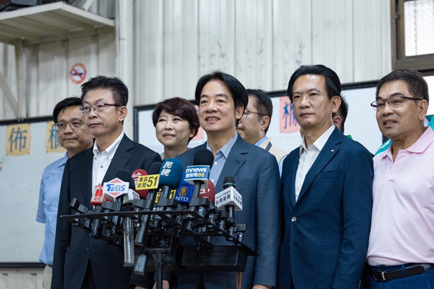 頼清徳総統（右から３人目）は立法院に手続き上の正義を尊重するよう呼びかけた＝26日（民進党提供）