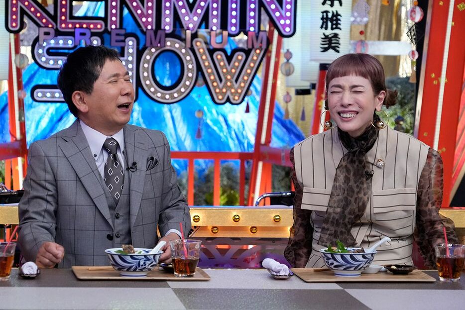 「沖縄ヤギ汁」に司会の2人も…／『秘密のケンミンSHOW極』（写真提供：読売テレビ）