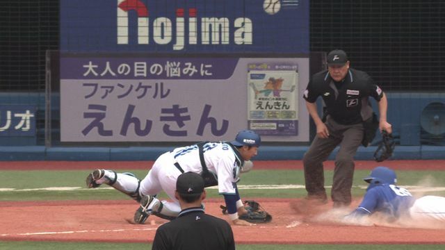 送球が逸れ、中日・福永裕基選手が同点のホームイン