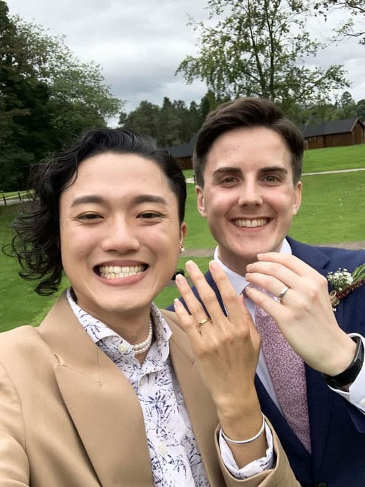 結婚式を挙げたＫａｎさん（左）とトムさん＝２０２１年９月、英北部スコットランド（Ｋａｎさん提供・共同）