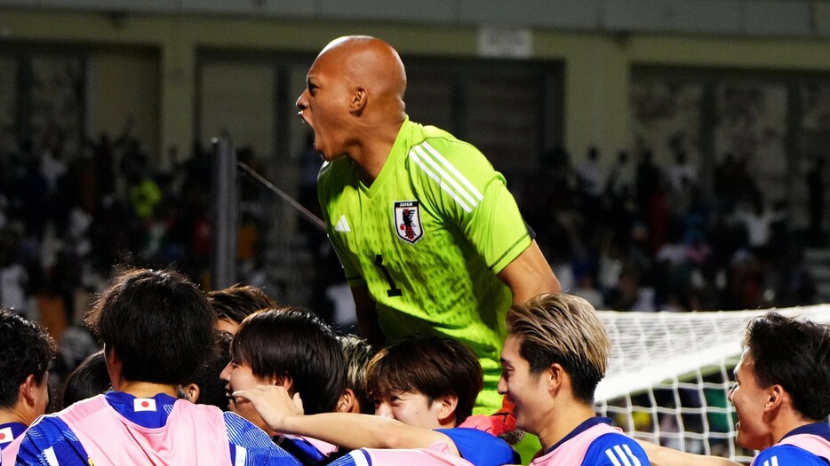 試合後にチームメイトと優勝を喜ぶ小久保玲央ブライアン(C)Getty images