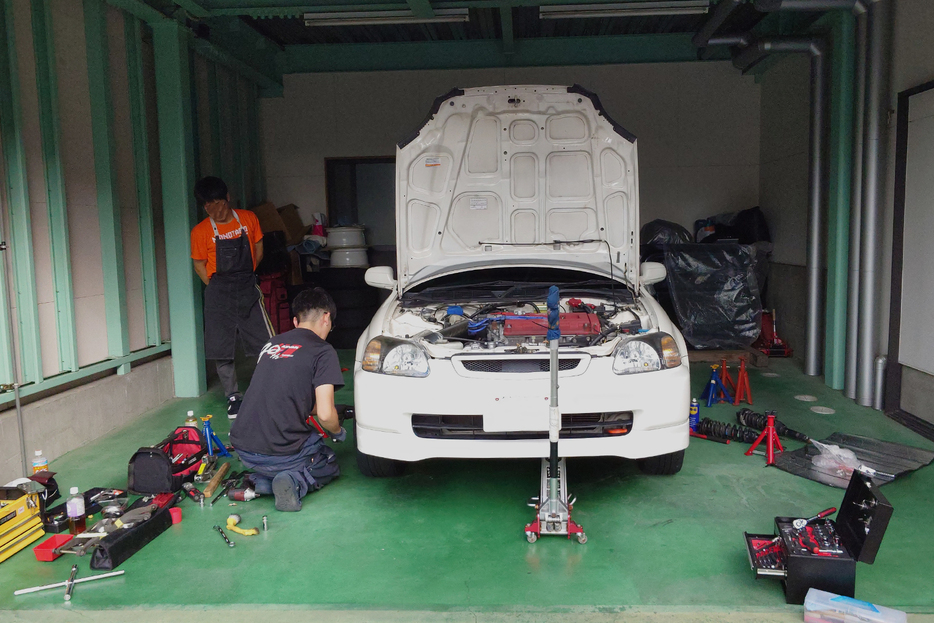 何台ものクルマを所有するクルマ好きのなかには、愛車を保管しておくための「秘密基地」を持っている人もいる。