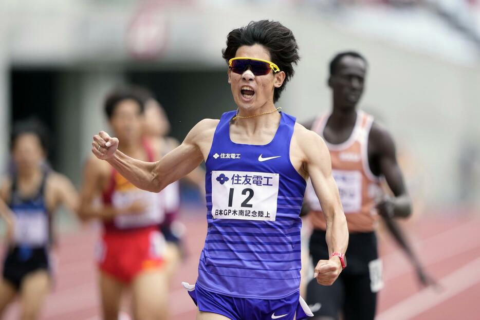 男子1500メートルで優勝し、ガッツポーズする飯沢千翔。日本歴代2位となる3分35秒77をマークした＝ヤンマースタジアム長居