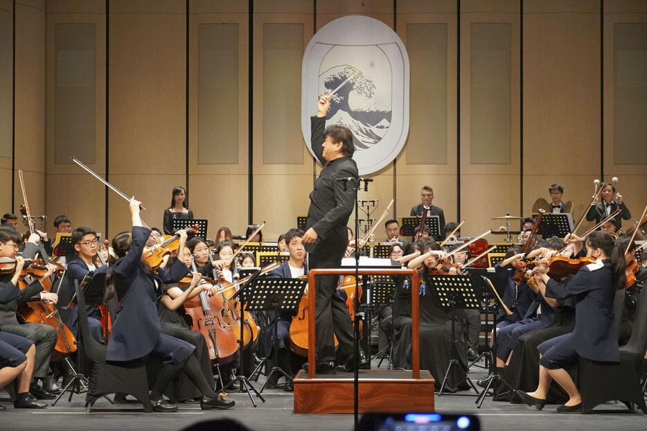 ベトナムの首都ハノイで、VYOや日本の弦楽団の指揮をする佐渡裕さん（中央）＝2024年1月（共同）