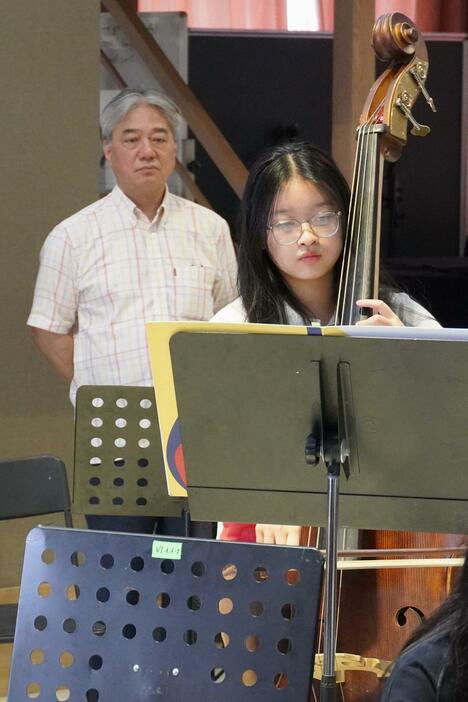 ベトナムの首都ハノイで、VYOの練習を見つめる指揮者の本名徹次さん（左）＝2024年3月（共同）