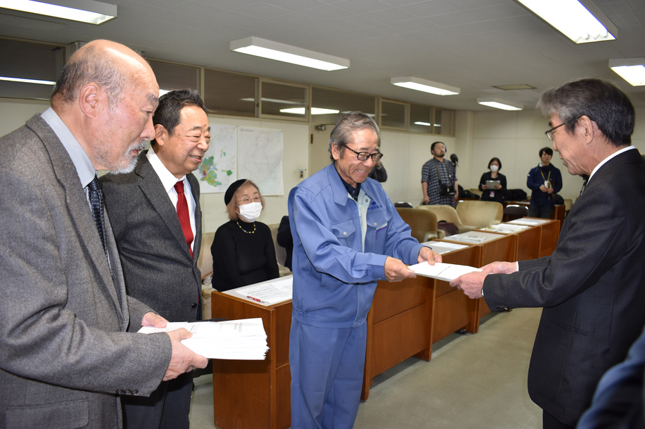 蝦名市長に要望書を渡す鈴木会長、村上代表、神田会長（右から）