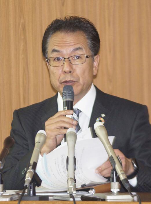 記者会見する岐阜県御嵩町の渡辺幸伸町長＝10日午後、御嵩町役場