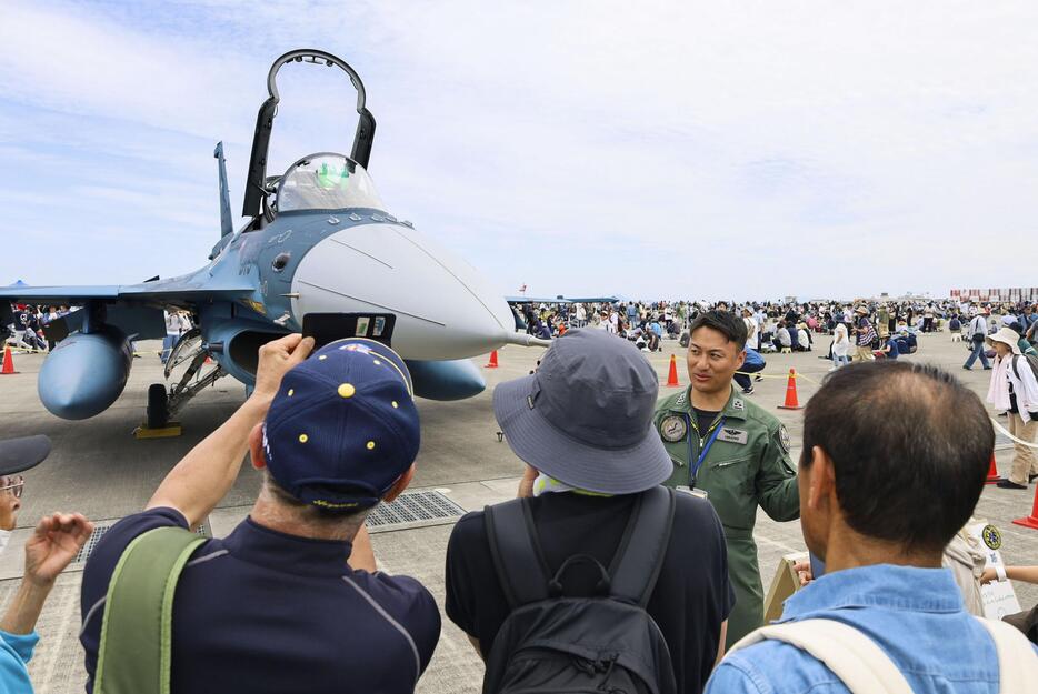 山口県岩国市の米軍岩国基地で開催された「日米親善デー」＝5日午後