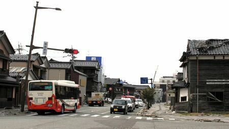 能登半島地震で大きな被害が出た石川県の輪島市内を走る北鉄奥能登バス＝2024年4月（筆者撮影）