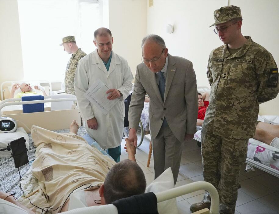 ウクライナ・キーウの国境警備庁の病院で、負傷した隊員らと面会する松田邦紀駐ウクライナ大使（右から2人目）＝23日（共同）